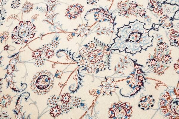 Elegant Persian Nain Carpet - Silk and Wool - Central Medallion